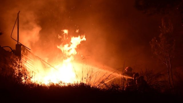 Η ξεκούραση του μαχητή: Η συγκλονιστική φωτογραφία με τον πυροσβέστη μετά από την ολονύχτια μάχη με τη φωτιά στην Αττική