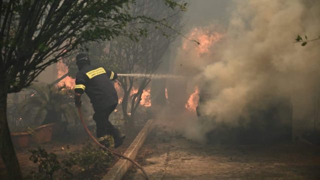 Φωτιά στην Αττική: Στις φλόγες παραδόθηκε σχολείο της Νέας Πεντέλης –  Εκκενώνονται οι κατασκηνώσεις στον Άγιο Ανδρέα (video)
