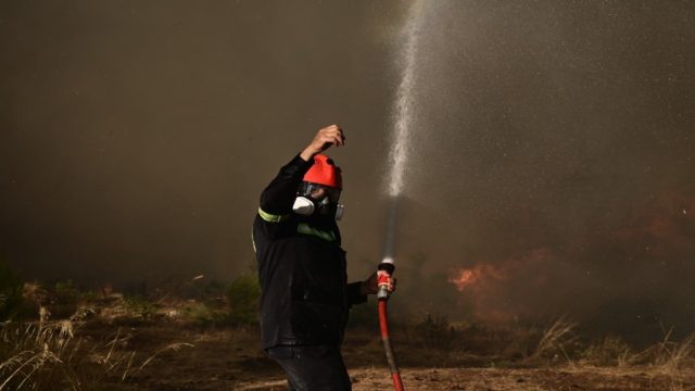 Μεγάλη φωτιά στην Αττική: Σε πάνω από 250 απεγκλωβισμούς ατόμων προχώρησε η αστυνομία