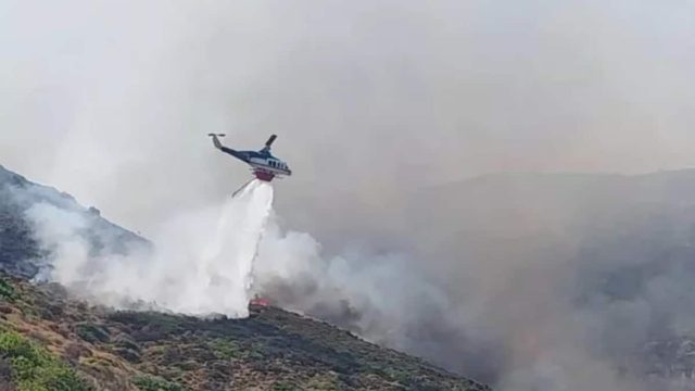 Καλύτερη η εικόνα από την φωτιά στους Φούρνους Ικαρίας – Με αυτοθυσία πυροσβέστες και εθελοντές έσωσαν τα σπίτια