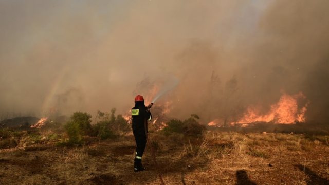 Φωτιά στον Βαρνάβα Αττικής: Εκτός ελέγχου το πύρινο μέτωπο – Νέο μήνυμα του 112 για εκκένωση Αμυγδαλέζας και Ροδόπολης