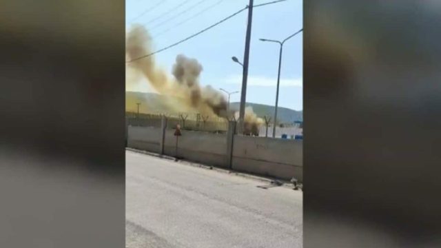 Πυρκαγιά στον Ασπρόπυργο: Με αναπνευστικά προβλήματα τέσσερις πυροσβέστες – Υπό έλεγχο η φωτιά στο προαύλιο εργοστασίου λιπασμάτων