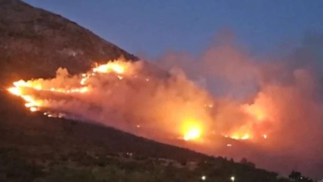 Μεγάλη φωτιά στην Ανατολική Μάνη: Επιχειρούν εναέρια μέσα, δύσκολη νύχτα στη Μίνα Οιτύλου (video)