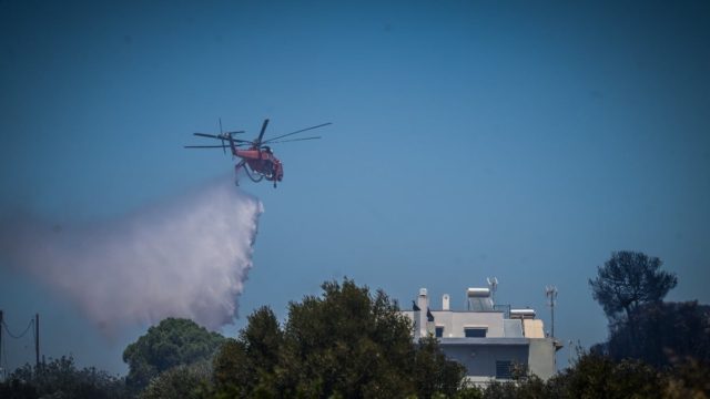Φωτιά στο Σχιστό Κορυδαλλού: Καίει χαμηλή βλάστηση – Σηκώθηκαν 3 ελικόπτερα
