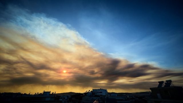 Η Φωτογραφία της Ημέρας: Ο καπνός από την πυρκαγιά της Εύβοιας κάλυψε τον ουρανό της Αθήνας