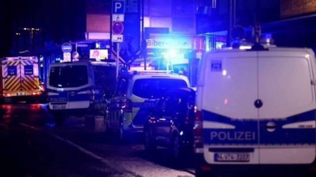 Τρόμος στη Γερμανία: Ανθρωποκυνηγητό για τον δράστη της επίθεσης με μαχαίρι σε φεστιβάλ – Τρεις νεκροί, οκτώ τραυματίες