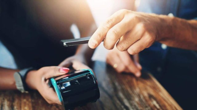 ΑΑΔΕ: 1 στους 2 επαγγελματίες δεν έχει διασυνδέσει το IRIS –  Πρόστιμο 1.500 ευρώ!