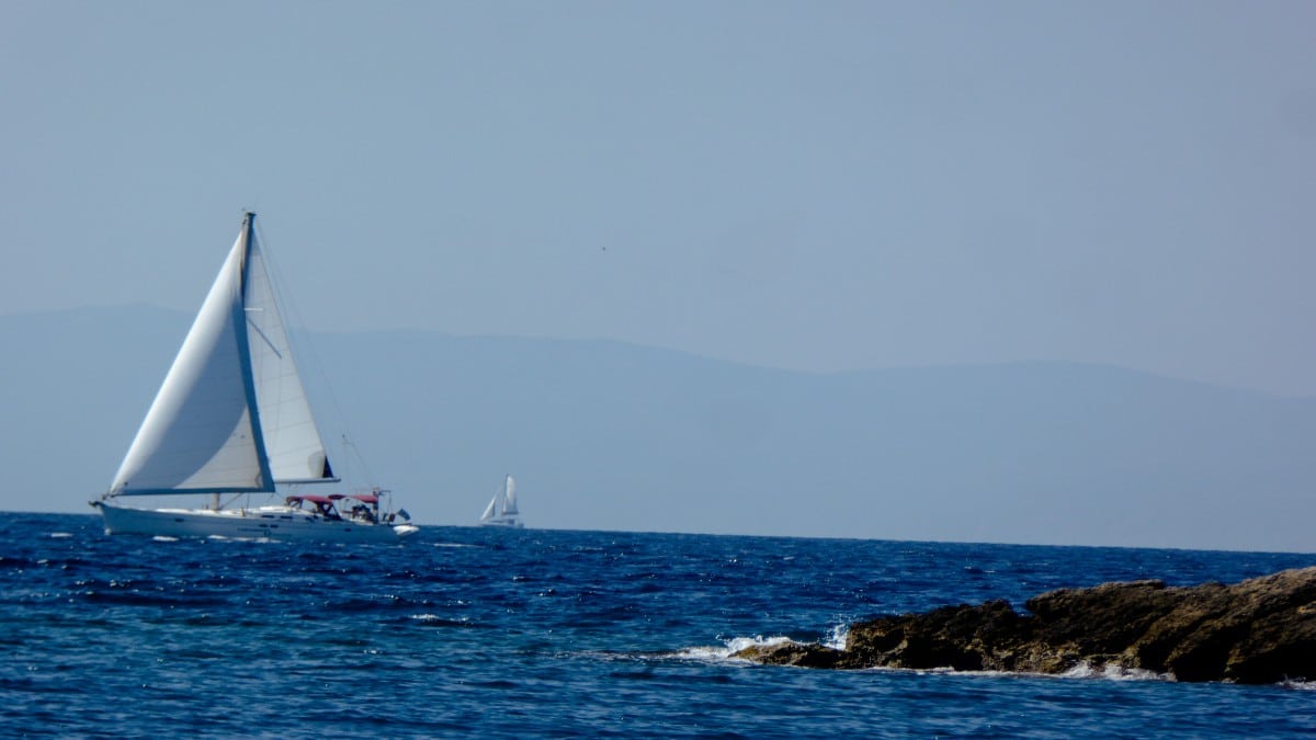 Μηχανική βλάβη ιστιοφόρου σκάφους στο Πόρτο Κάγιο στην ανατολική Μάνη
