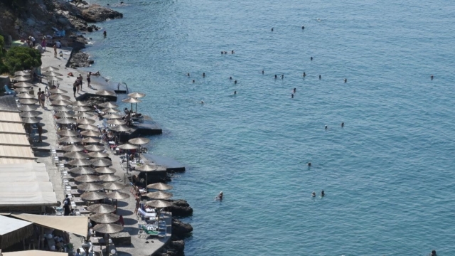 Καιρός σήμερα 8/8: Το… τροπικό σκηνικό καλά κρατεί – Παραμένει ψηλά η θερμοκρασία, συνεχίζονται οι βροχές κατά τόπους
