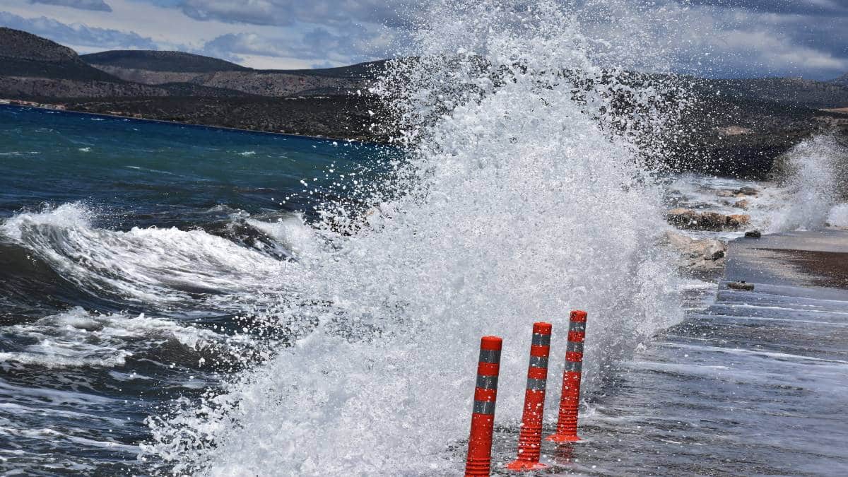 Καιρός σήμερα 5/8: Ξαφνική «στροφή» με βοριάδες, μπόρες και πτώση θερμοκρασίας (video)