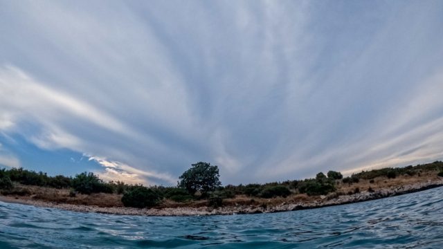 Καιρός σήμερα 25/8: Ξεκινάει να αλλάζει το σκηνικό – Αφήνουμε την ηλιοφάνεια και υποδεχόμαστε… την αστάθεια (video)
