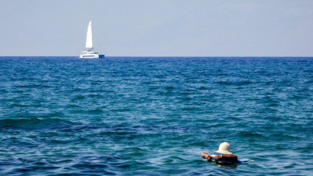 Καιρός σήμερα 15/8: Δεκαπενταύγουστος με 40άρια, μελτέμια αλλά και μπόρες – Σε ποιες περιοχές θα τα «χαλάσουν» οι ουρανοί