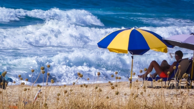 Καιρός σήμερα 7/8: Επιμένουν οι υψηλές θερμοκρασίες με βοριάδες – Πού αναμένεται να βρέξει