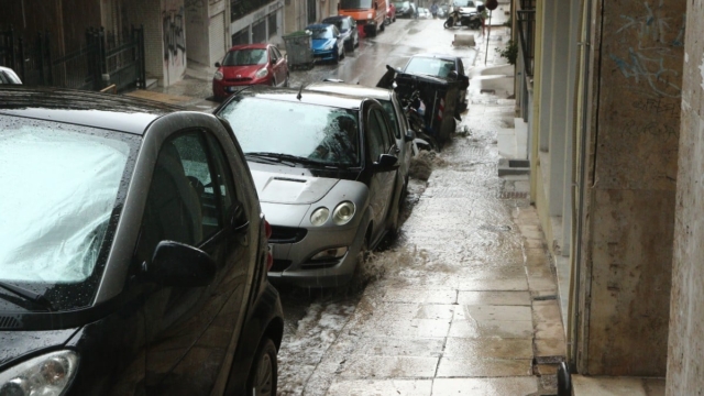 Πού να έρθει και χειρότερη κακοκαιρία: Στο έλεος της βροχής η Αττική – Πλημμύρες, καθίζηση σε δρόμους, ξεριζωμένα δέντρα σε σχολεία και κίνηση