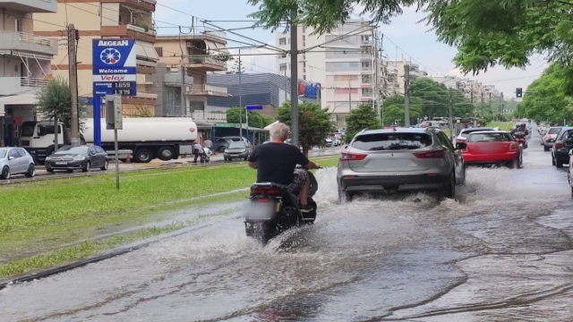 Η κακοκαιρία χτυπά: Διακοπή κυκλοφορίας στη Δαβάκη – Με δυσκολία στην Ποσειδώνος