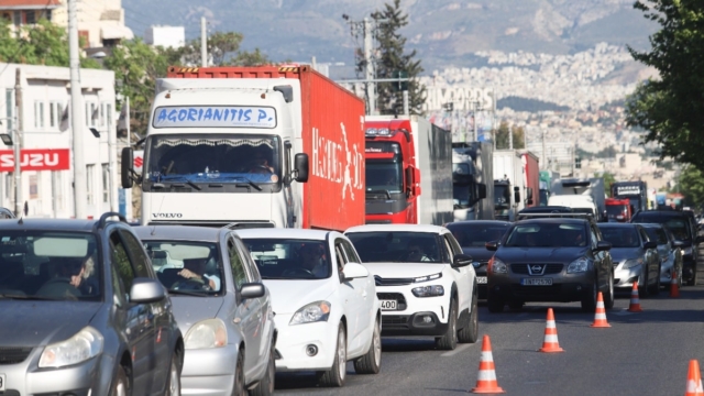 Καραμπόλα με τρία οχήματα στη λεωφόρο Ποσειδώνος: Αναποδογύρισε το ένα ΙΧ, αναστάτωση στο σημείο
