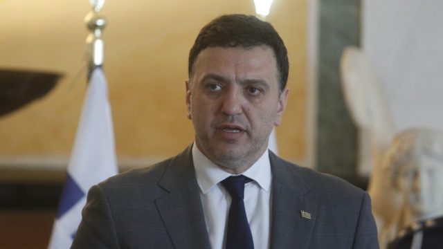 Βασίλης Κικίλιας: Ατύχημα για τον υπουργό Προστασίας του Πολίτη – Η εμφάνιση με δεμένο χέρι (photo)
