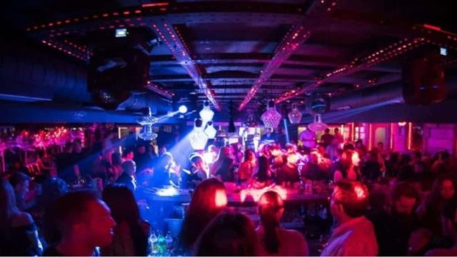 Σόδομα και γόμμορα στη Σαντορίνη: Κρυφός οίκος ανοχής σε μπαρ – Η μυστική επιχείρηση της αστυνομίας