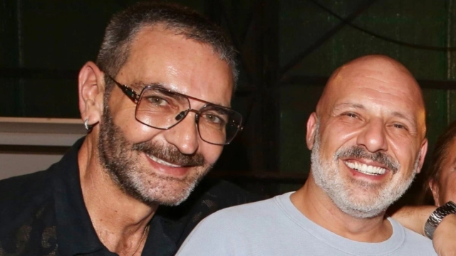 Δεκάδες αντιδράσεις με το βίντεο: Αυτά έκαναν Μουτσινάς-Δέδες σε ινδουιστικό ναό
