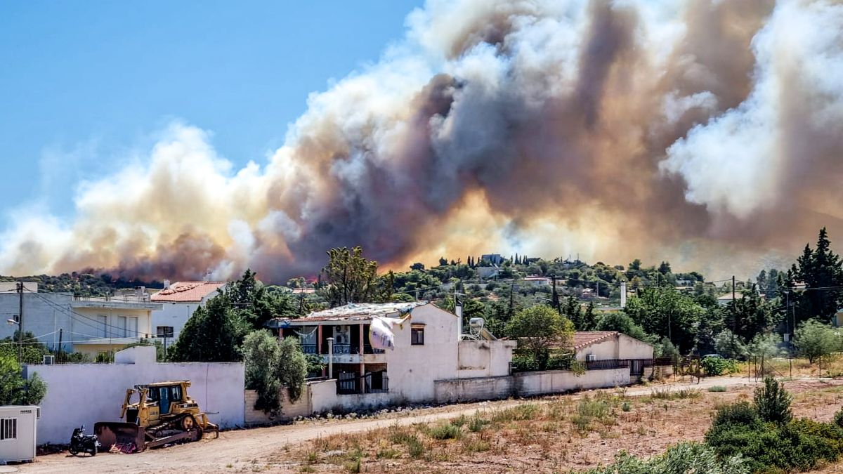 Φωτιά στο Κορωπί: Οι φλόγες καίνε κοντά σε σπίτια – Ήχησε το 112 (video)