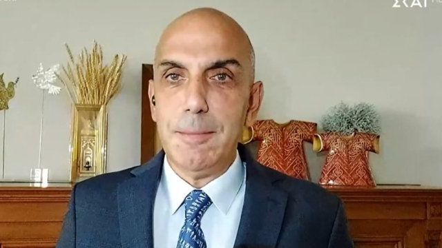 Επικός Μανώλης Κωστίδης: Εμφανίστηκε στον αέρα του ΣΚΑΪ με γραβάτα… με τη Γραμμική Β’!