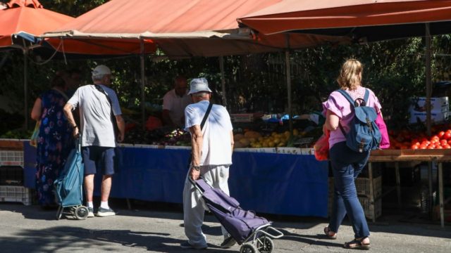 Φρούτα και λαχανικά όπως… «χαβιάρι»: Απλησίαστες οι τιμές στους πάγκους της λαϊκής (video)