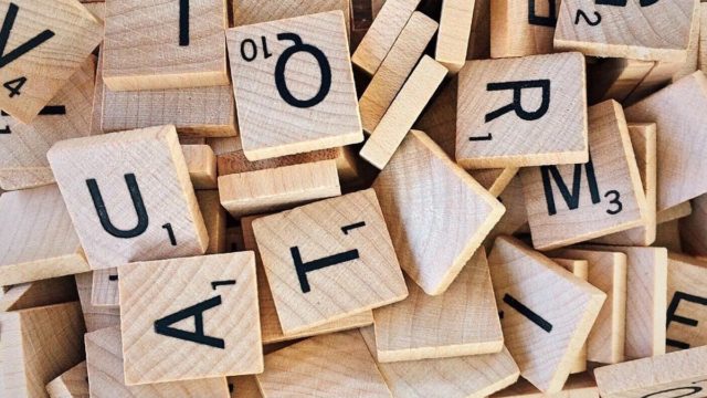«Κατακρεουργείται» καθημερινά: Η ελληνική λέξη που ακόμα και οι φιλόλογοι την γράφουν λάθος