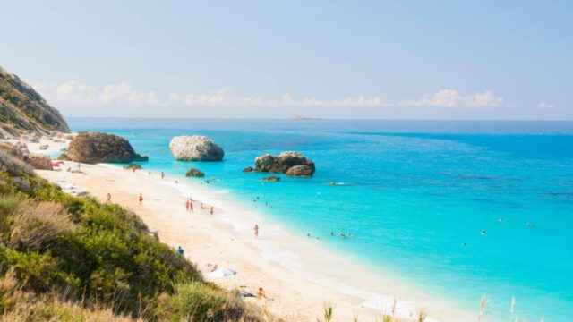 Κρυστάλλινα γαλαζοπράσινα νερά και ατελείωτες αμμουδιές, στο νησί του Ιονίου
