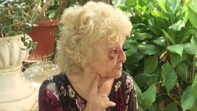 Τρόμος στο Βύρωνα για δύο γυναίκες από την εισβολή ληστή – Χτύπησε με κουτουλιά 86χρονη (video)