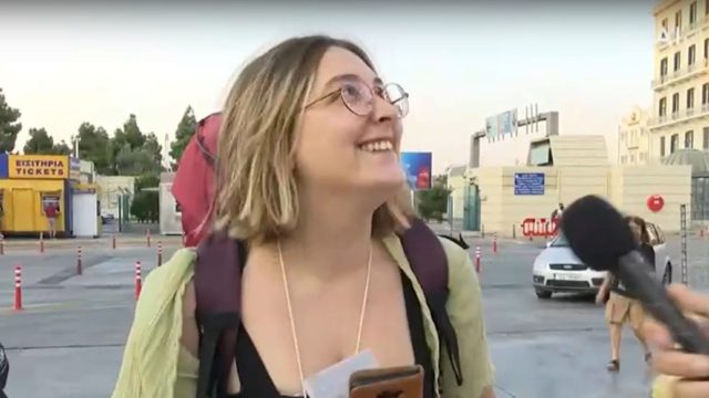 Νεαρή ταξιδιώτης σε τρελό hype δε σταματούσε να γελά με την τύχη της: «Θα μείνω πάνω από ένα μήνα Σαντορίνη – Δε θα μου κοστίσει τίποτα η διαμονή» (video)