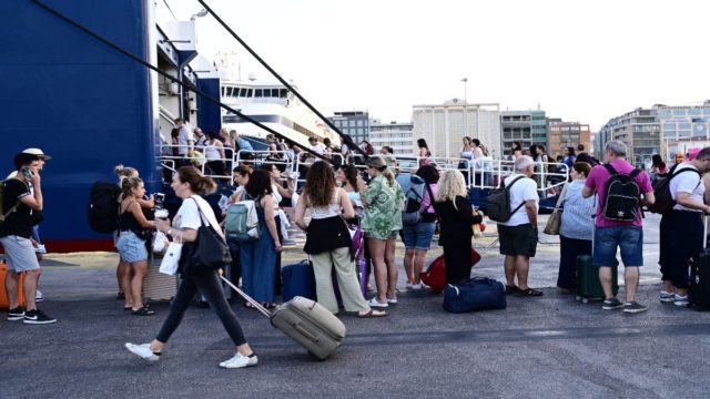 Ώρα για διακοπές: Όπου φύγει φύγει οι αδειούχοι του Αυγούστου – «Βουλιάζει» το λιμάνι του Πειραιά
