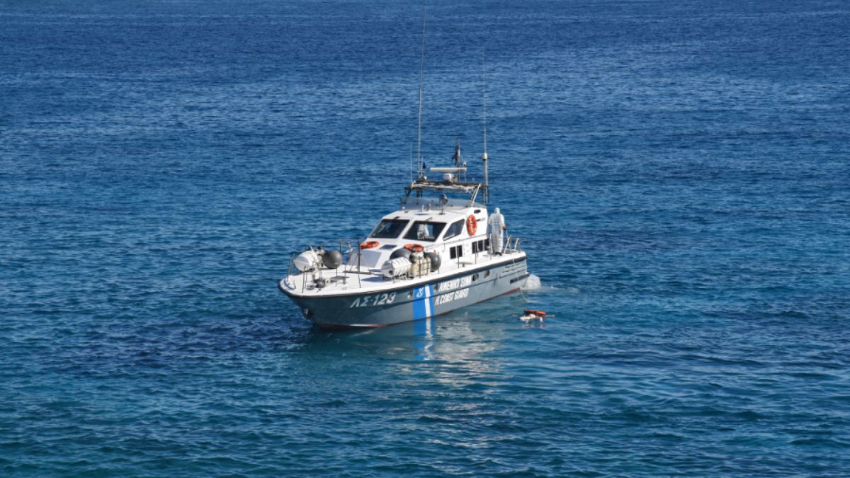 Συναγερμός στην Κόρινθο: Αγνοείται επιβάτης ιστιοφόρου – Πνέουν ισχυροί άνεμοι στην περιοχή (video)