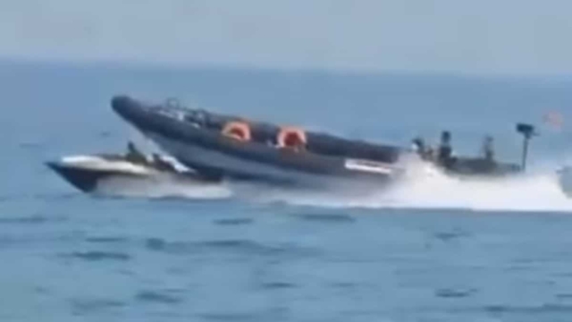 Σοκαριστικό βίντεο: Σκάφος του Λιμενικού καβάλησε λέμβο με μετανάστες στη διάρκεια καταδίωξης