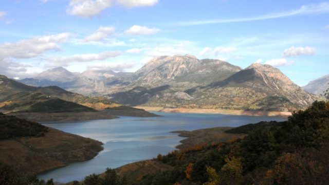 Σοβαρός κίνδυνος λειψυδρίας στην Αττική: Πέφτει η στάθμη της λίμνης του Μόρνου, αποκαλύφθηκε ένα βυθισμένο χωριό