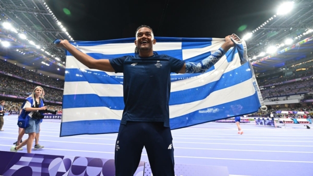 Η φωτογραφία της ημέρας: Ένα «χρυσό» παιδί που συμβολίζει όλη την Ελλάδα