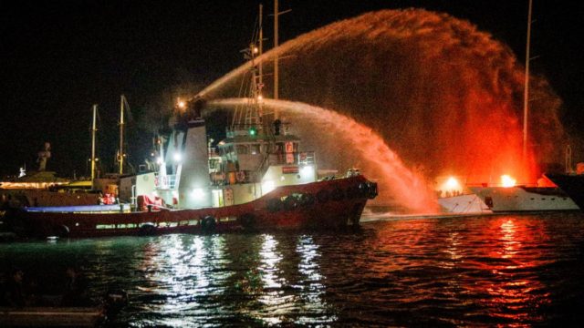 Φωτιά στην Μαρίνα Ζέας: Στα 30 εκατ. ευρώ οι ζημιές – «Μάχη» για να αποφευχθεί η θαλάσσια ρύπανση (video)