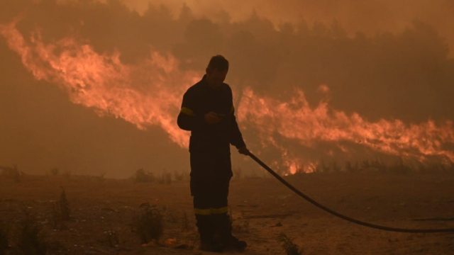 Έκτακτη πρόβλεψη Μαρουσάκη για την φωτιά στον Βαρνάβα Αττικής: Οι ισχυροί άνεμοι δυσχεραίνουν το έργο της κατάσβεσης – Πότε θα πέσουν (video)