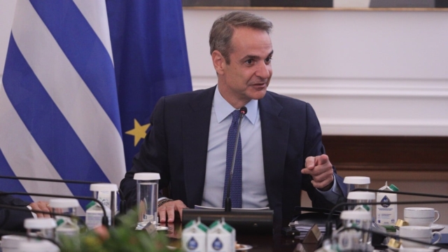 «Να δω τι θα προφτάσω»: Αυτά είναι τα βιβλία που θέλει να διαβάσει ο Κυριάκος Μητσοτάκης στις διακοπές του (photo)