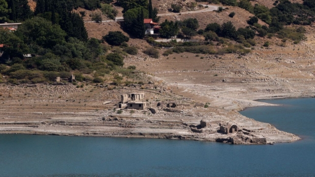 Λειψυδρία:   Η στάθμη του νερού υποχώρησε 18 μέτρα σε έναν χρόνο στον Μόρνο- Αναδύονται τα σπίτια από το βυθισμένο χωριό Κάλλιο