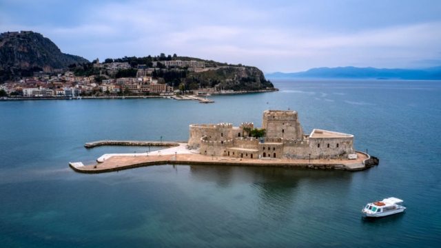 Η φωτογραφία της ημέρας: Το πανέμορφο Ναύπλιο με το ασύγκριτο Μπούρτζι