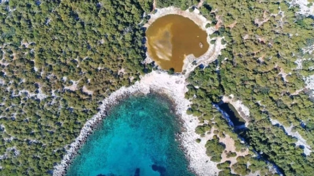 Ελληνικό «διαμαντάκι»: Το άγνωστο νησάκι με τις δύο λίμνες, μόλις 30′ από την Αθήνα (video)