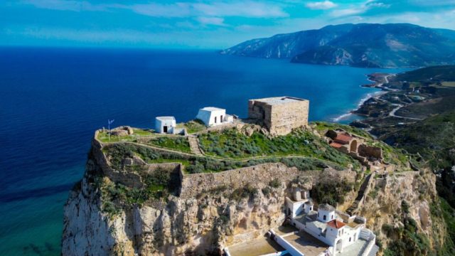 Το διαμάντι των Σποράδων: Καταγάλανα νερά, πανέμορφη χώρα και μια αστακομακαρονάδα που σου παίρνει το μυαλό