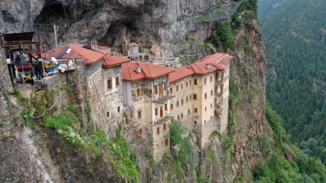 Σφοδρές αντιδράσεις για την αναβολή της λειτουργίας τον Δεκαπενταύγουστο στην Παναγία Σουμελά μετά το «όχι» των τουρκικών αρχών