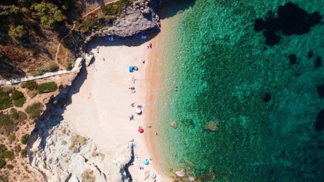 3 παραλίες της Αθήνας με καταπράσινα νερά