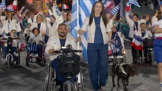 Παραολυμπιακοί Αγώνες 2024: H είσοδος της Ελλάδας στην Τελετή Έναρξης – Σημαιοφόροι οι Θεοδώρα Πασχαλίδου και Μανώλης Στεφανουδάκης (video)