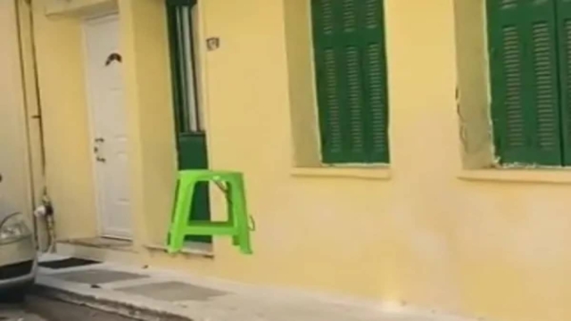 Ελλάδα σημαίνει: Πατέντα με «ιπτάμενο» σκαμπό σε νησί για να πιάνουν θέση πάρκινγκ (video)