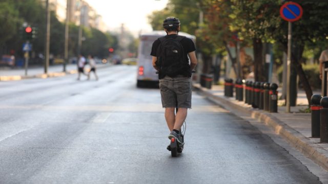 Δεν έχουν αφήσει παράβαση για παράβαση οι οδηγοί ηλεκτρικών πατινιών στη Θεσσαλονίκη – Έρχονται πρόστιμα από Δευτέρα