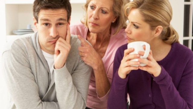 Πεθερά σε απόγνωση: «Ντρέπομαι για τη νύφη μου! Φοράει μπλούζες με 10 ευρώ»