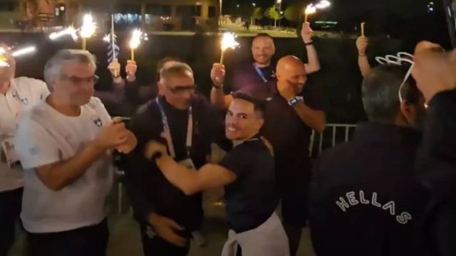 Παρίσι 2024: Αποθεώθηκε ο Λευτέρης Πετρούνιας στο Ολυμπιακό Χωριό – Τον σήκωσαν στον αέρα (video)