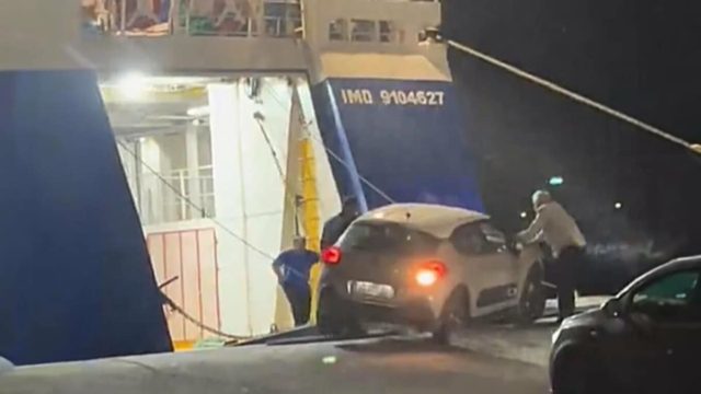 «Ένιωσα ότι θα πέσω στη θάλασσα» – Τι λέει η οδηγός του ΙΧ που βρέθηκε να «αιωρείται» ενώ αναχωρούσε το πλοίο στην Άνδρο
